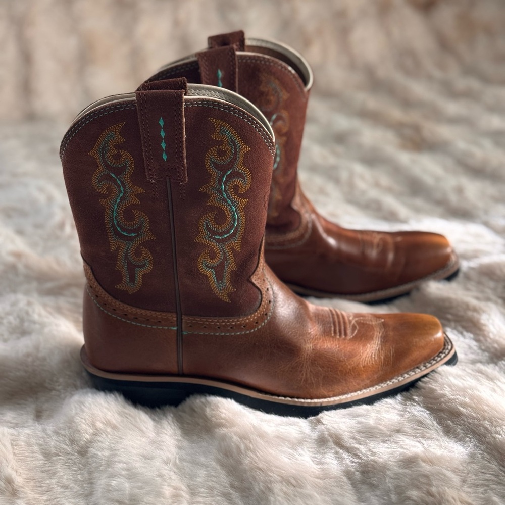 Ariat Brown Leather Cowboy Boots with Embroidery